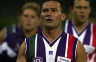 Peter Bell #32 for Fremantle leads his team off